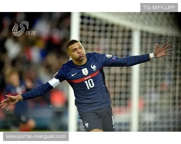 特写：姆巴佩大四喜后，与队友相拥庆祝创造历史